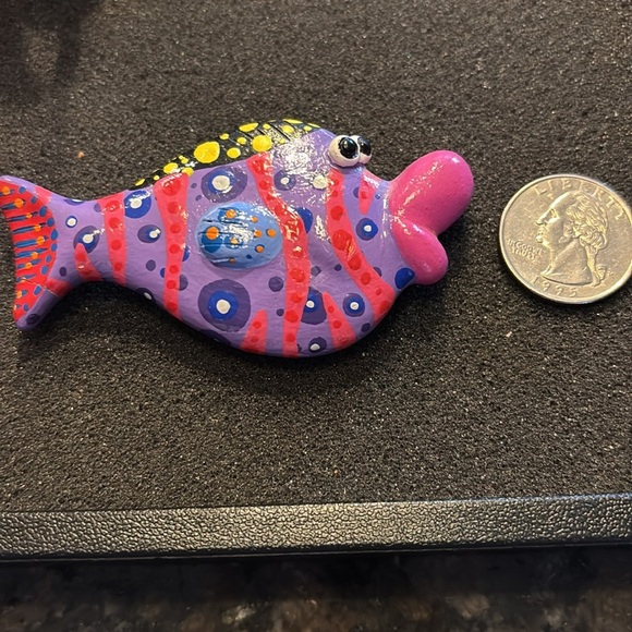 Vintage hand painted fish pin - Picture 3 of 3